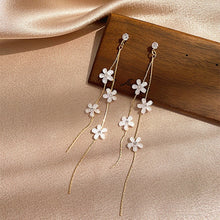Load image into Gallery viewer, Tassel Flower White Daisy Earrings