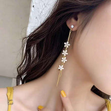 Load image into Gallery viewer, Tassel Flower White Daisy Earrings
