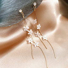 Load image into Gallery viewer, Tassel Flower White Daisy Earrings