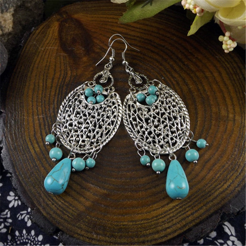  Vintage pair of earrings are in high trend and gives you a real ethnic as well as antique look. It looks beautiful, is durable & also affordable. Designed for all age groups from office going girl to a housewife, this pair of earrings features an exquisite design. 